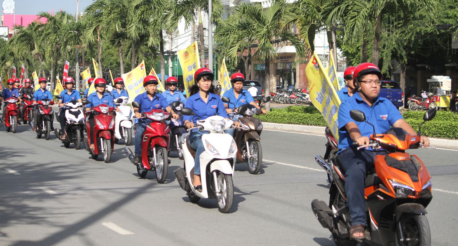 Đoàn viên quận Ninh Kiều diễu hành tuyên truyền an toàn giao thông. Ảnh: CTV