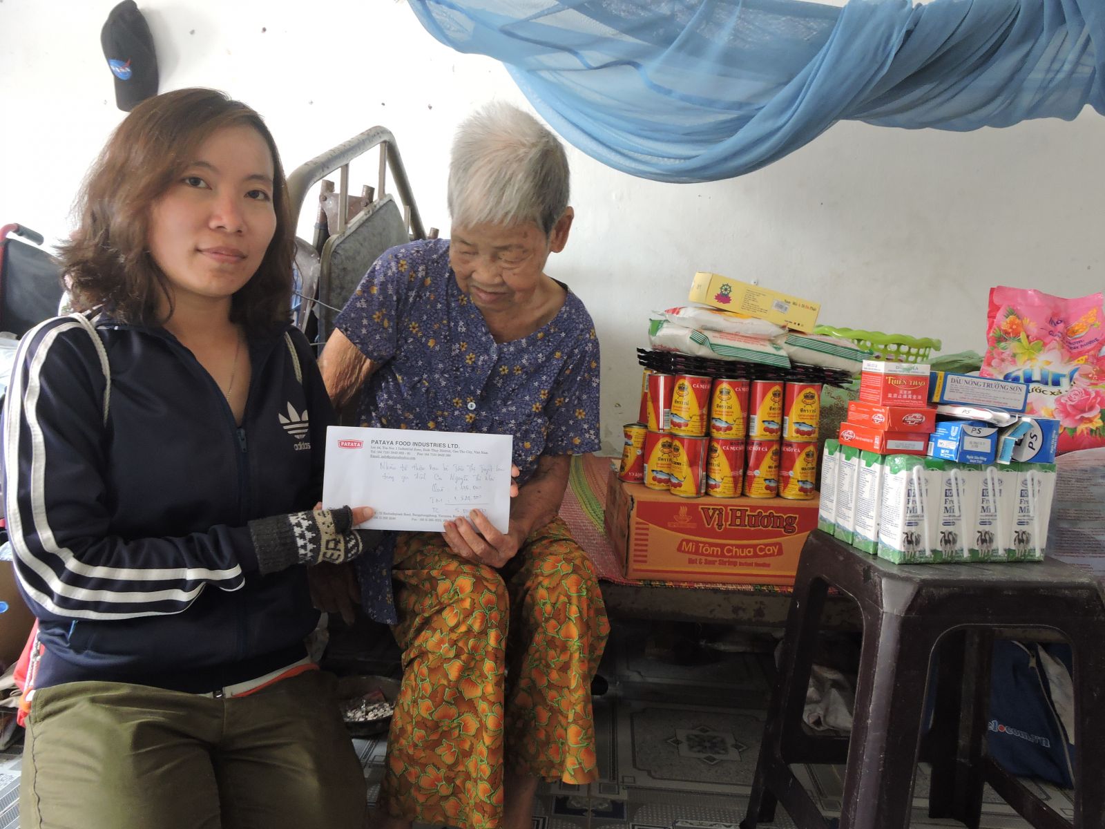 Bà Mai nhận quà từ nhóm từ thiện
