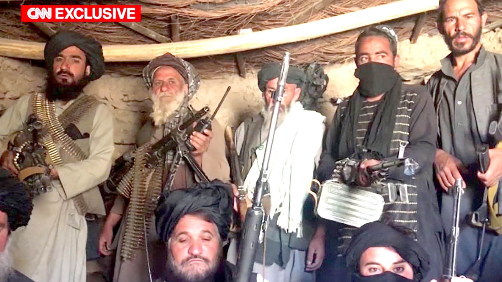 Các tay súng Taliban ở thành phố Herat với những khẩu súng được cho do Nga trang bị. Ảnh: CNN
