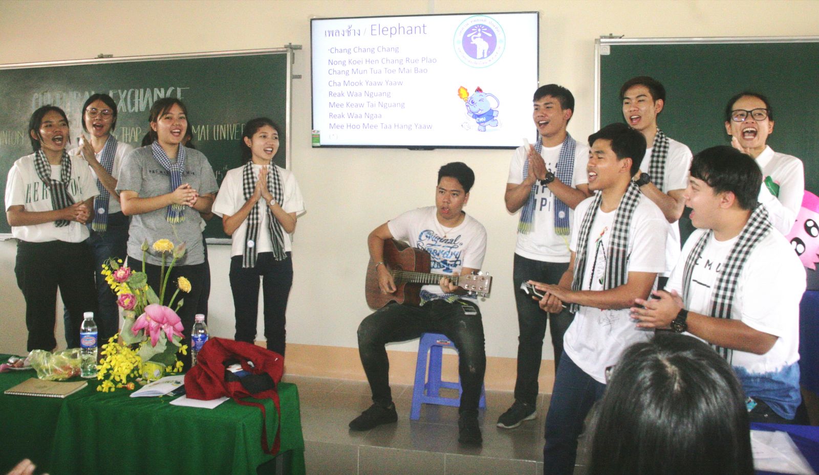 Students of Chiang Mai University (Thailand) and Can Tho University in an art exchange activity.