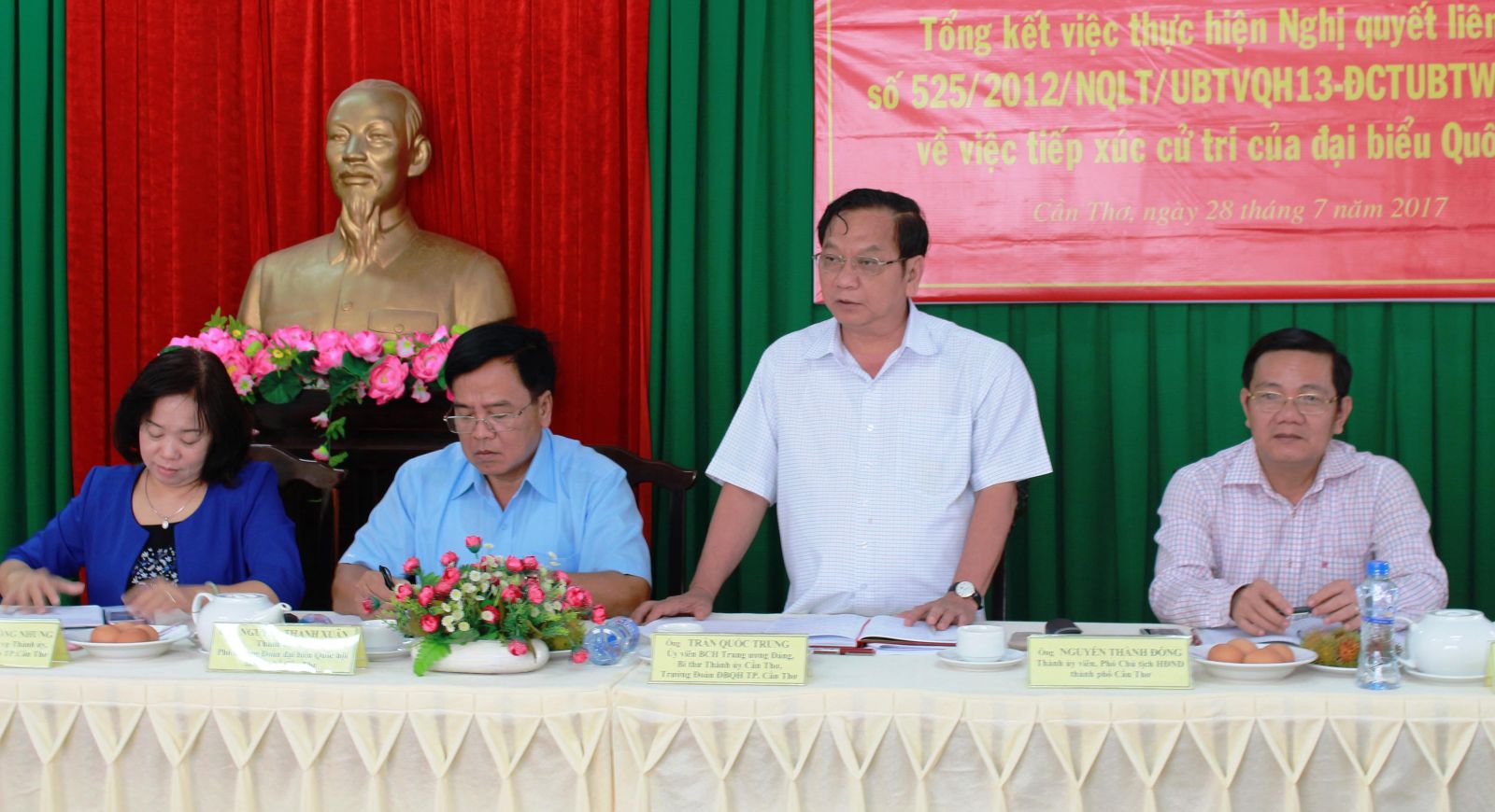 Đồng chí Trần Quốc Trung, Ủy viên Trung ương Đảng, Bí thư Thành ủy, Trưởng đoàn ĐBQH phát biểu tại hội nghị.