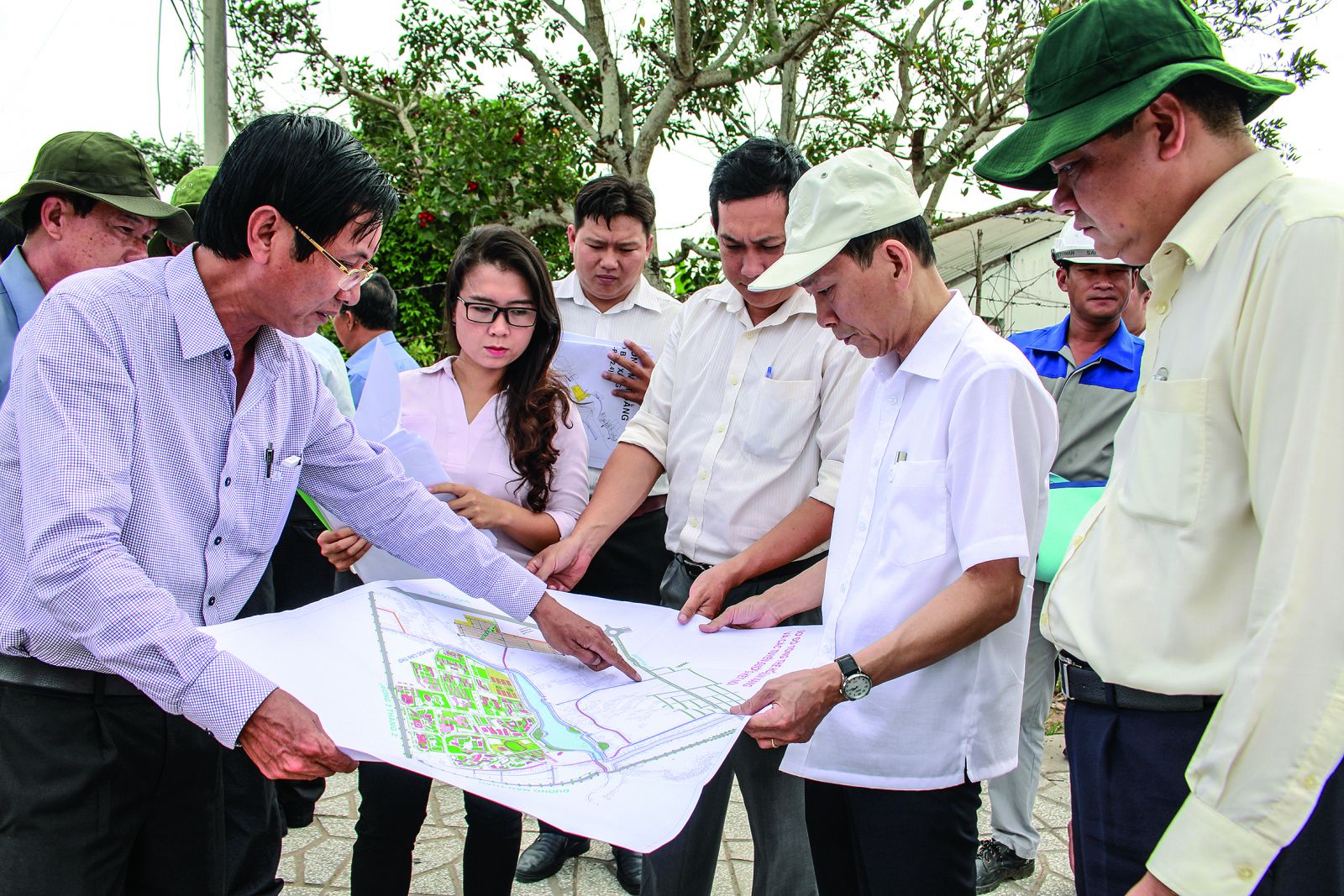 Can Tho City's leaders examined Bun Xang lake project. Photo: Thien Khiem