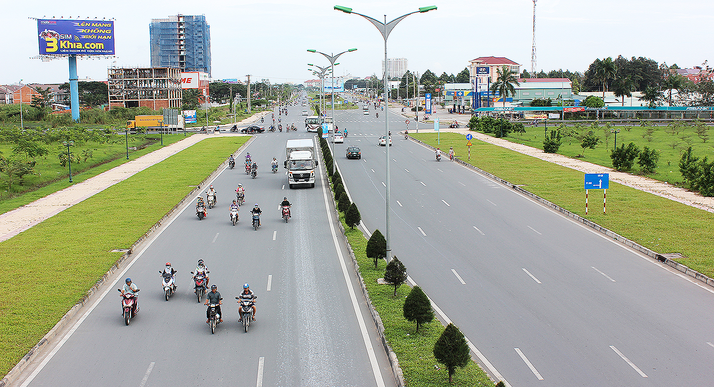 The central government is always interested in investing in transport infrastructure for the Mekong Delta development. In picture: Southern Hau river route.