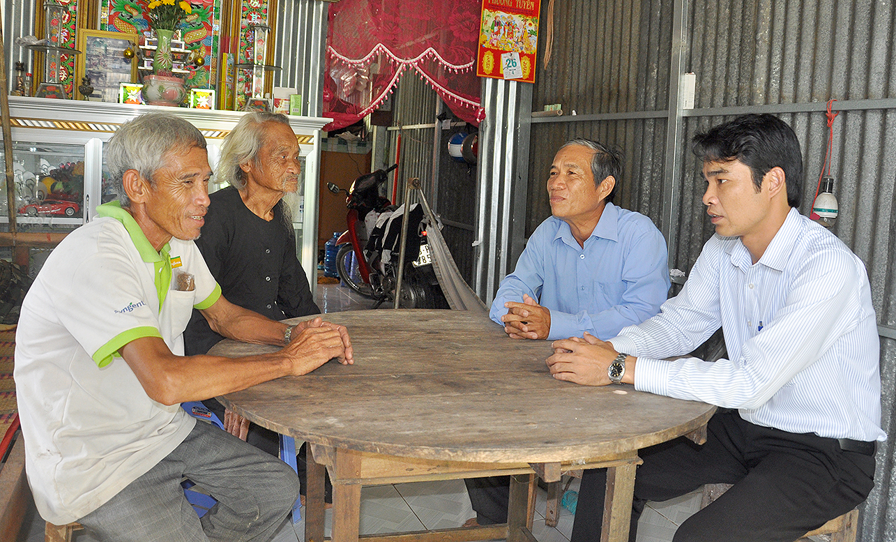 Cán bộ Ban Tuyên giáo Đảng ủy xã Thạnh Phú (bên phải) tuyên truyền, vận động, nắm dư luận trong nhân dân