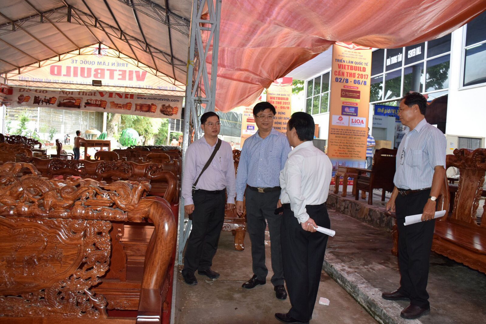 Phó Chủ tịch UBND TP Cần Thơ Trương Quang Hoài Nam (thứ 2 từ trái sang) kiểm tra công tác chuẩn bị Triển lãm Vietbuild Cần Thơ 2017