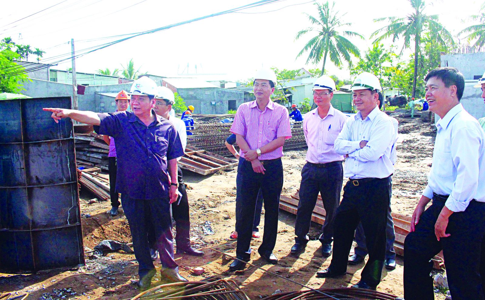 Bí thư Thành ủy Cần Thơ Trần Quốc Trung (bìa trái) khảo sát công trình đường Nguyễn Văn Cừ nối dài (đoạn từ Mỹ Khánh đến Phong Điền). Ảnh: MINH HUYỀN