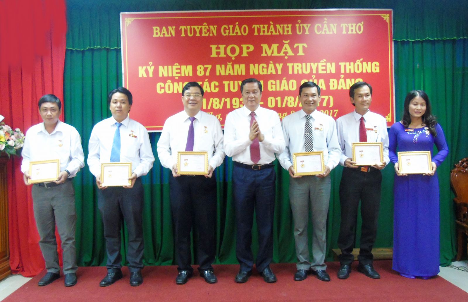 Đồng chí Phạm Văn Hiểu, Phó Bí thư Thường trực Thành ủy, trao Kỷ niệm chương “Vì sự nghiệp Tuyên giáo”.