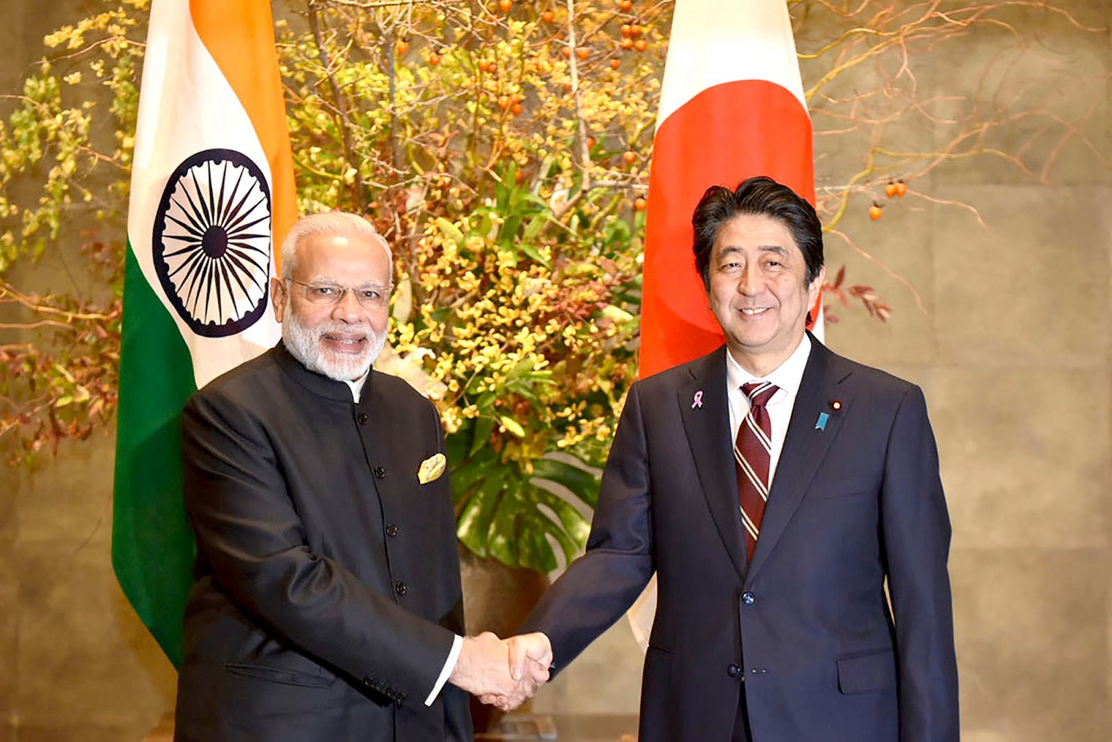 Thủ tướng Nhật Bản Shinzo Abe (phải) tiếp người đồng cấp Ấn Độ Narendra Modi tại Tokyo hồi tháng 11-2016. Ảnh: Aljazeera