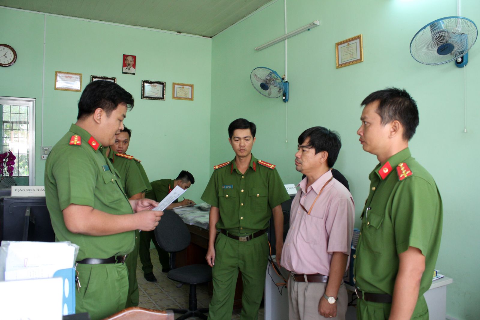 Cơ quan Cảnh sát điều tra Công an quận Ninh Kiều đọc lệnh bắt Trần Tuấn Kiệt.