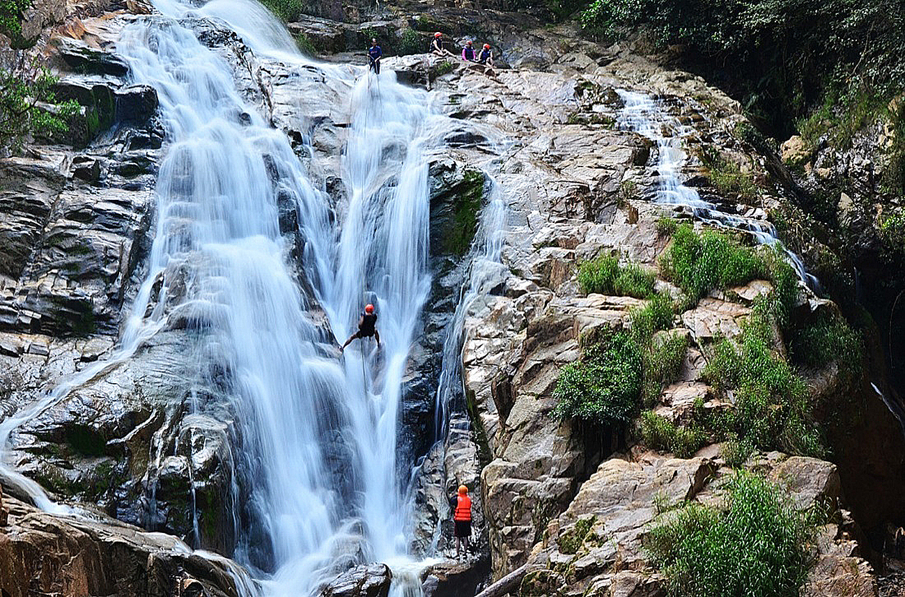Trò “ú tim” vượt thác Hang Cọp đang rất được du khách trẻ yêu thích.