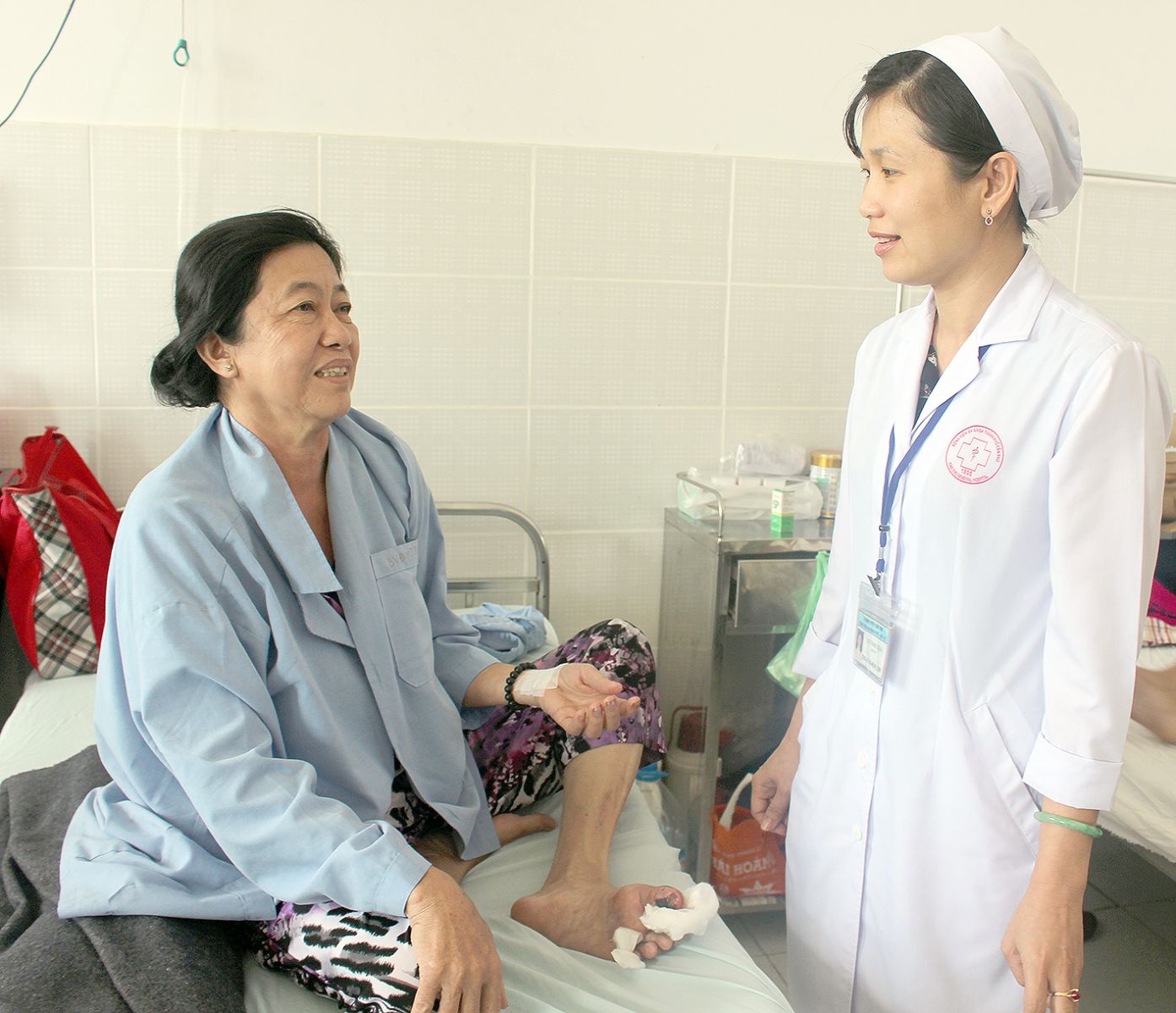 Bác sĩ Lưu Ngọc Trân – Phó Trưởng Khoa Nội tiết thăm hỏi sức khỏe bệnh nhân.