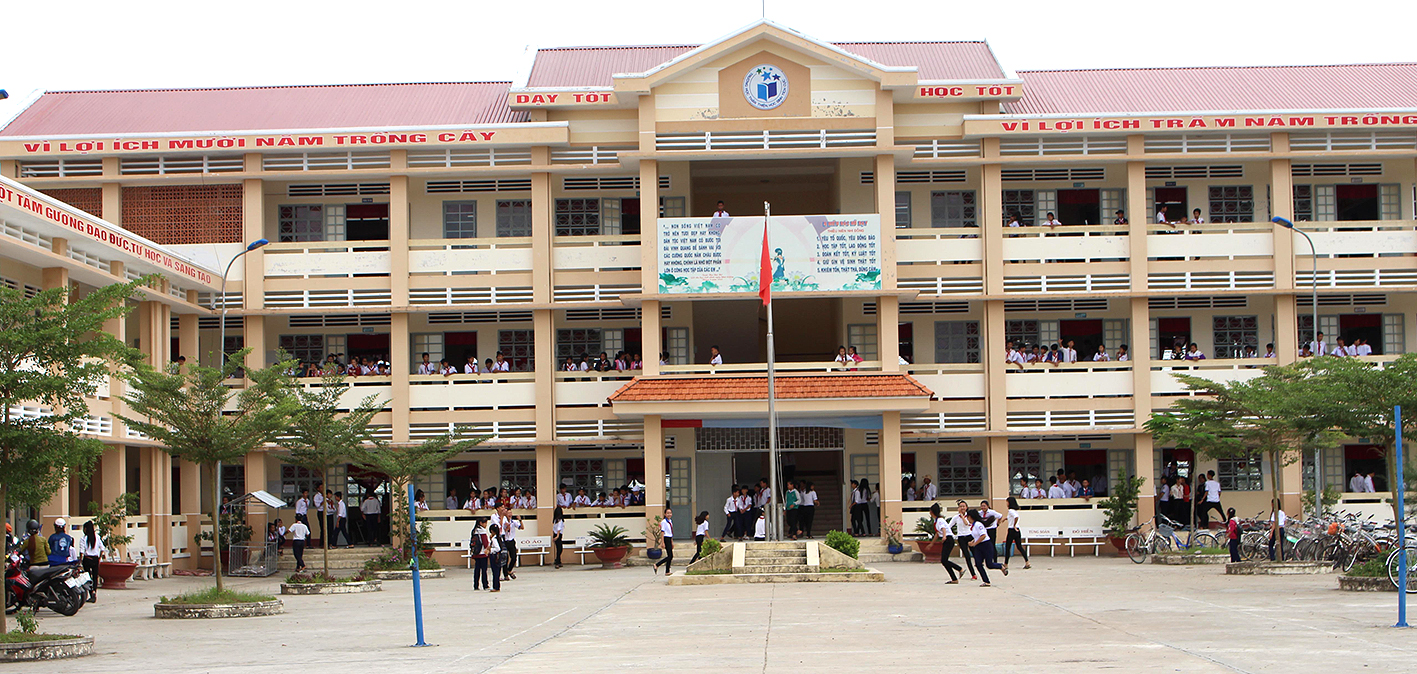 Nhờ có chính sách đầu tư của Đảng, Nhà nước nên các trường học ở vùng có đông đồng bào Khmer được xây dựng khang trang. Trong ảnh: Trường THCS Thạnh Tân, huyện Thạnh Trị.
