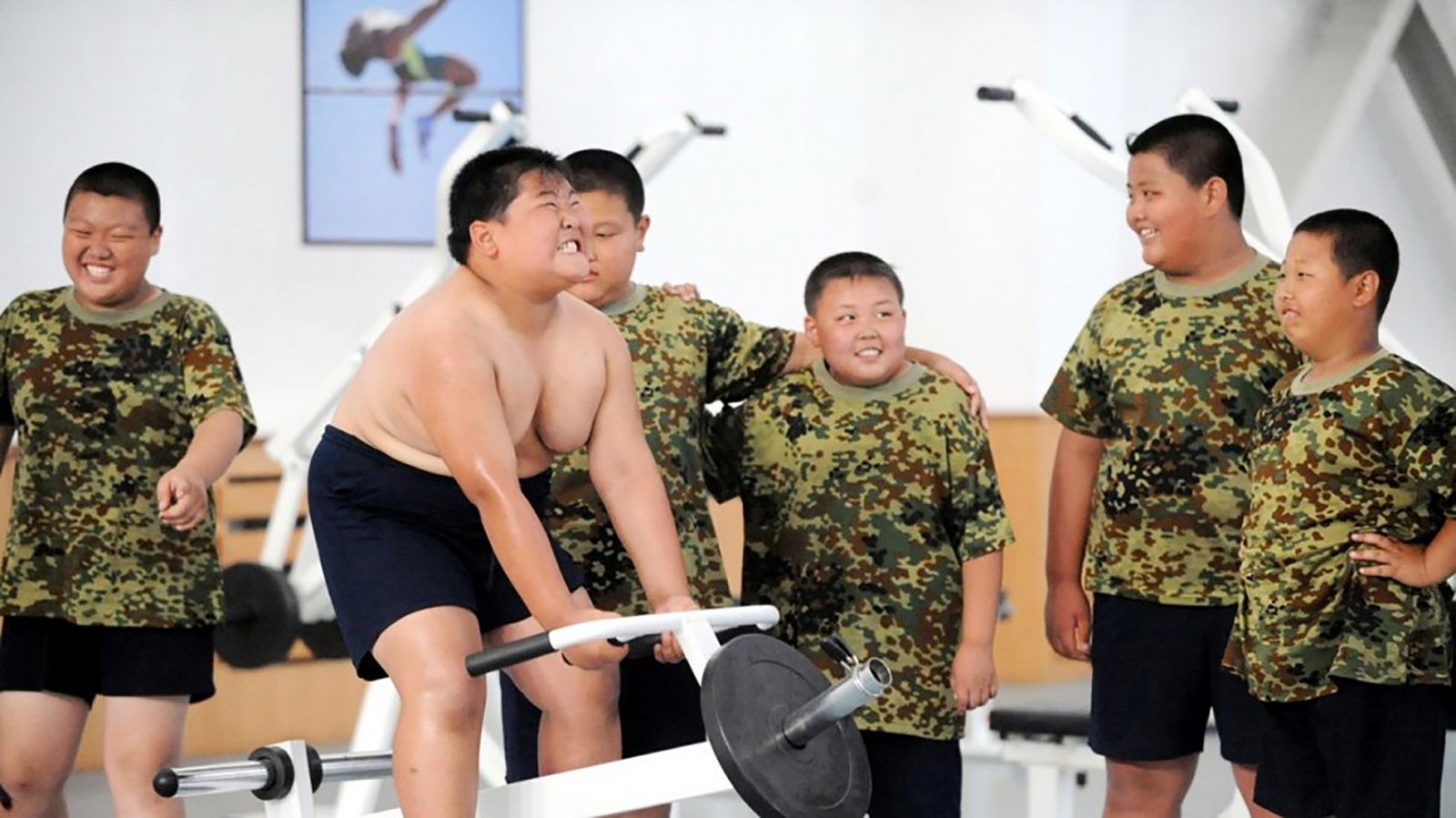 Trẻ tập nâng tạ tại một trung tâm giảm cân ở thành phố Hàng Châu. Ảnh: SCMP