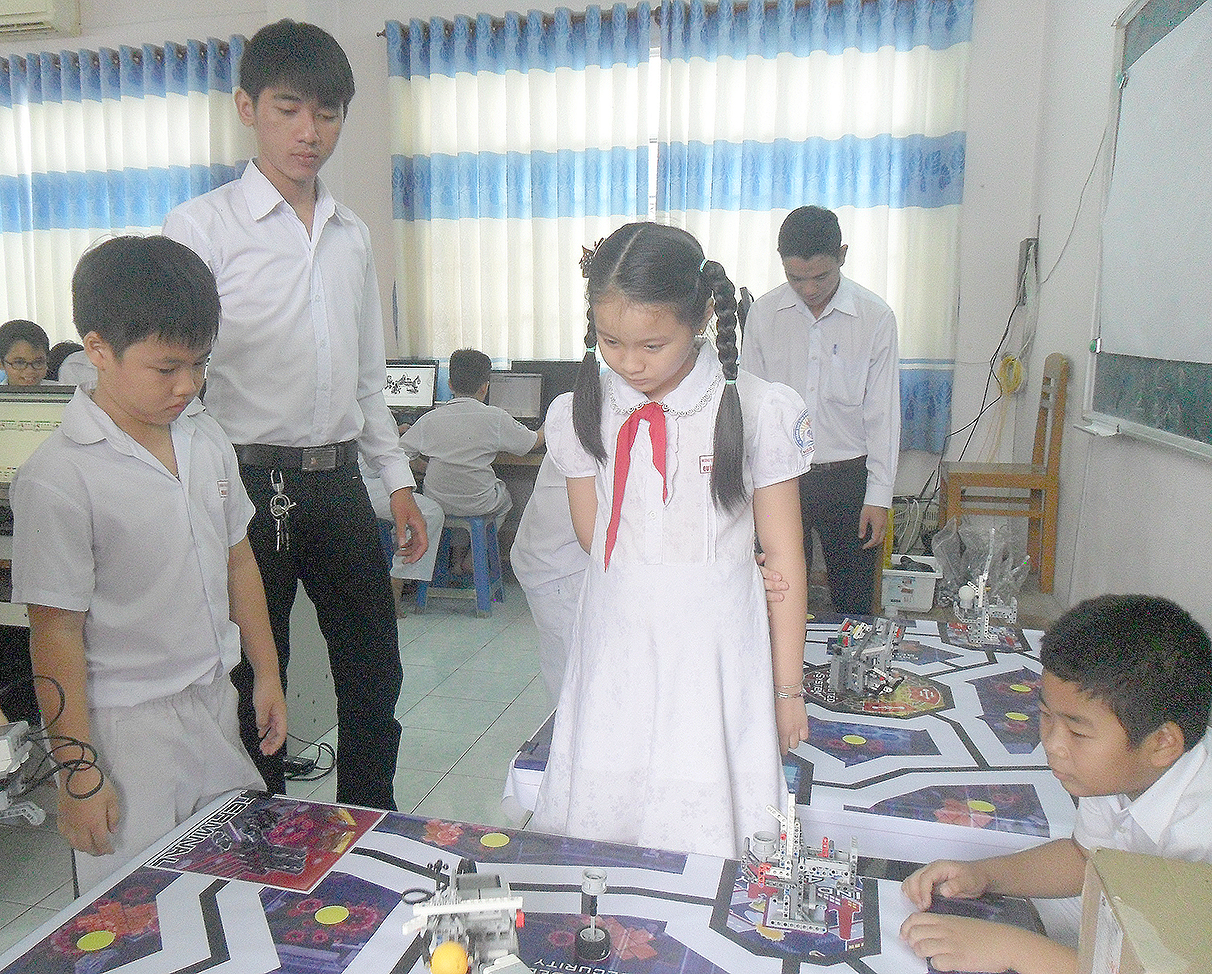 Học sinh Trường Tiểu học Ngô Quyền trong giờ thực hành Robotics.