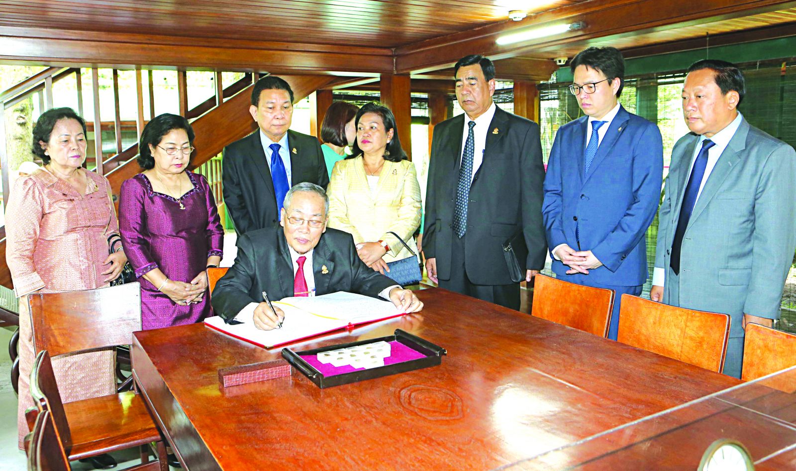 Phó Chủ tịch thứ nhất Thượng viện Vương quốc Campuchia Nay Pena viết lưu bút tại Nhà sàn Bác Hồ. Ảnh: Doãn Tấn - TTXVN