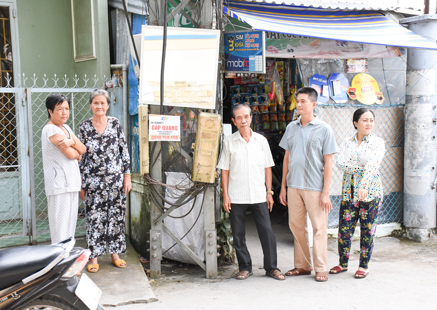 Người dân lắp kiếng phản quang ở đoạn cua của đường