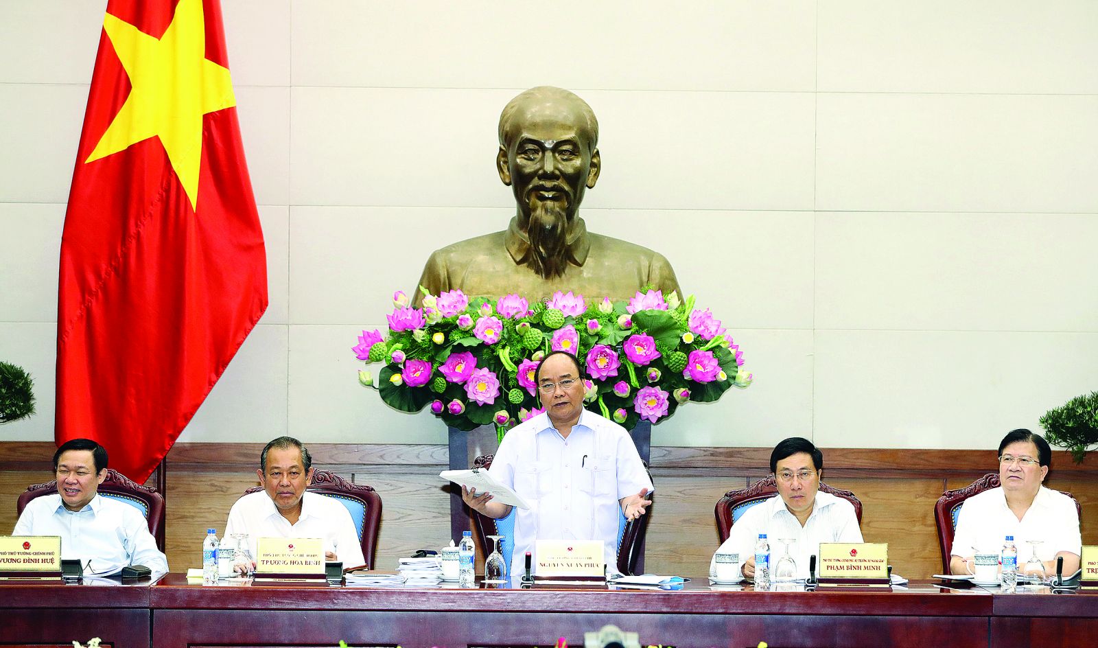Thủ tướng Nguyễn Xuân Phúc chủ trì Phiên họp Thường trực Chính phủ bàn về các giải pháp thúc đẩy tăng trưởng năm 2017. Ảnh: THỐNG NHẤT  (TTXVN)