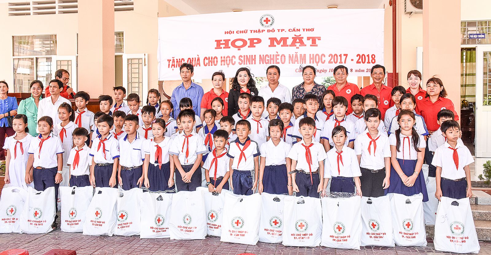 Các đại biểu TP Cần Thơ, quận Cái Răng và phường Hưng Thạnh chụp ảnh lưu niệm với học sinh tại lễ tặng quà học sinh nghèo phường Hưng Thạnh.