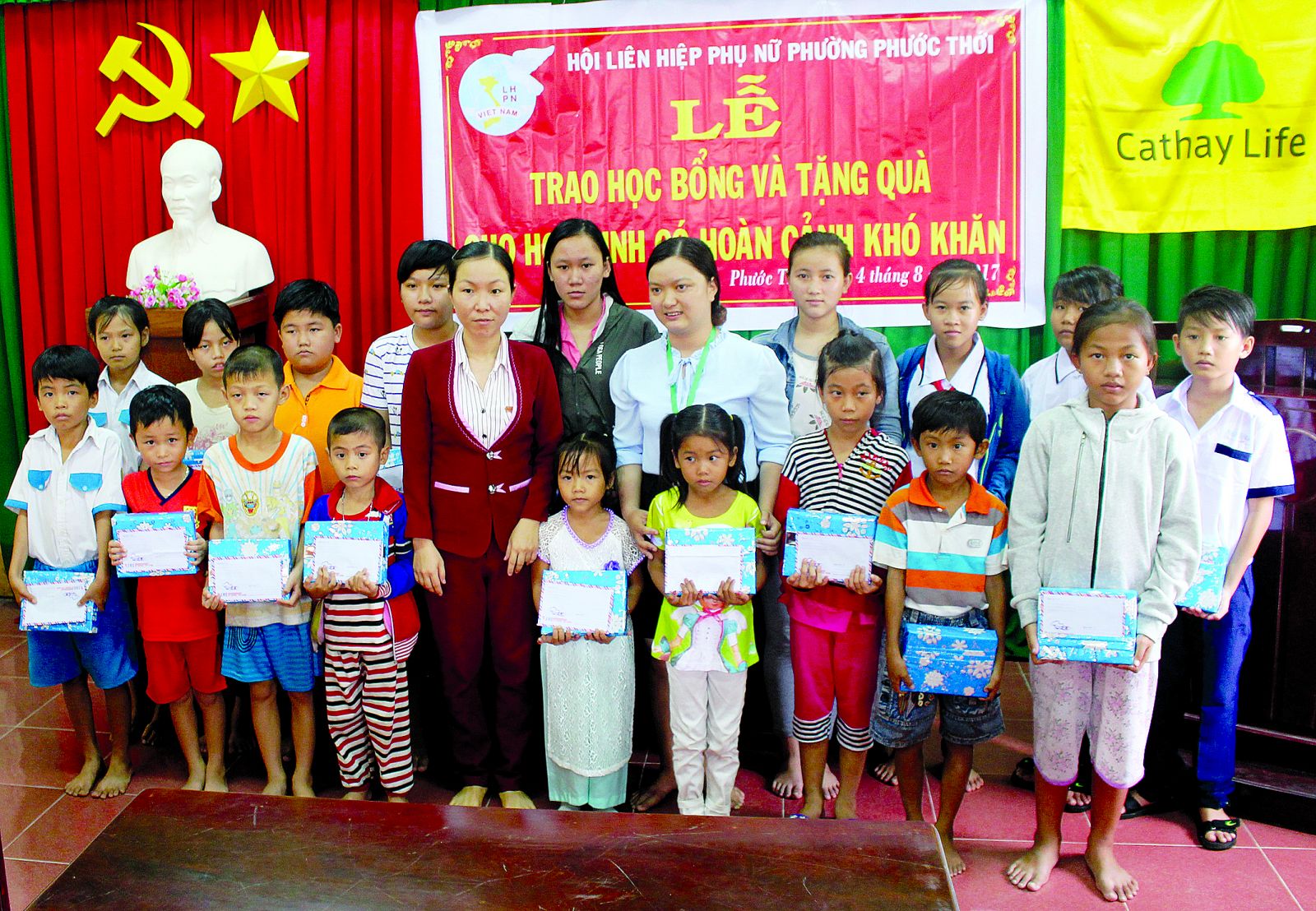 Nâng bước
học sinh đến trường Cán bộ Hội LHPN phường Phước Thới trao quà cho các em học sinh nghèo, hoàn cảnh khó khăn.