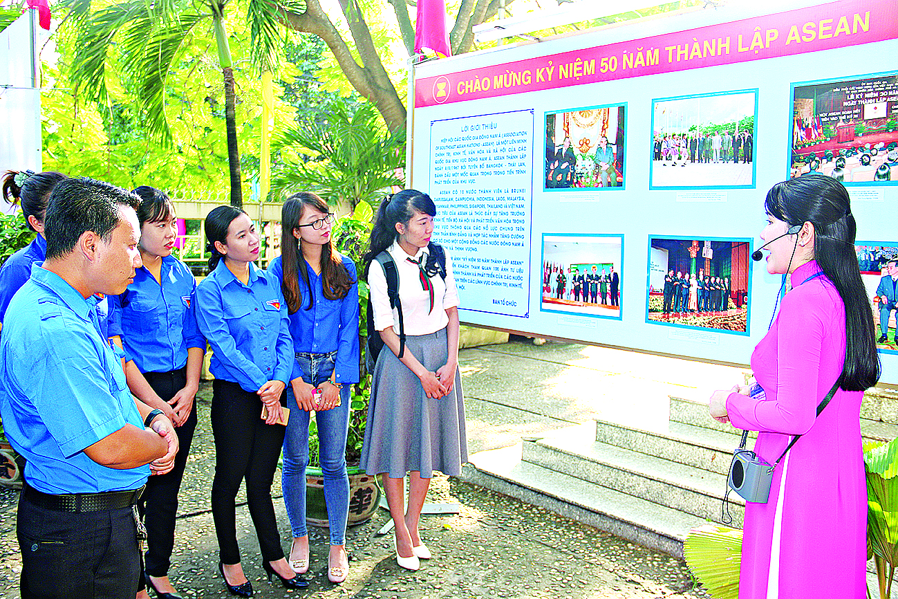 Đoàn viên thanh niên TP Cần Thơ tham quan triển lãm ảnh “Chào mừng kỷ niệm 50 năm thành lập ASEAN”. Ảnh: DUY KHÔI