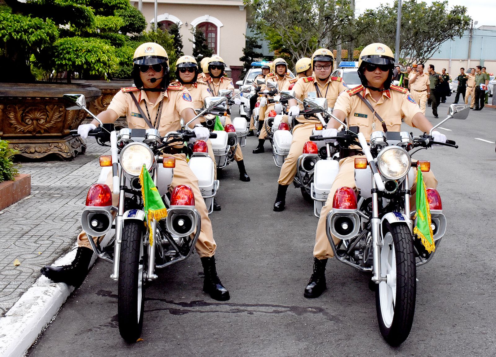 Cảnh sát giao thông Công an TP Cần Thơ dẫn đầu đoàn xe diễu hành về trật tự đô thị, TTATGT và đảm bảo ANTT các sự kiện APEC 2017 tại TP Cần Thơ.