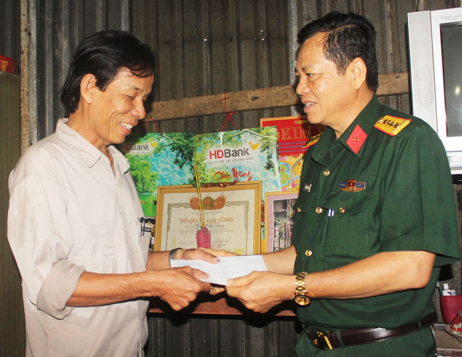Đại tá Nguyễn Thanh Đức, Chính ủy Bộ CHQS thành phố, thăm và tặng quà gia đình chính sách ở phường Thường Thạnh, quận Cái Răng.