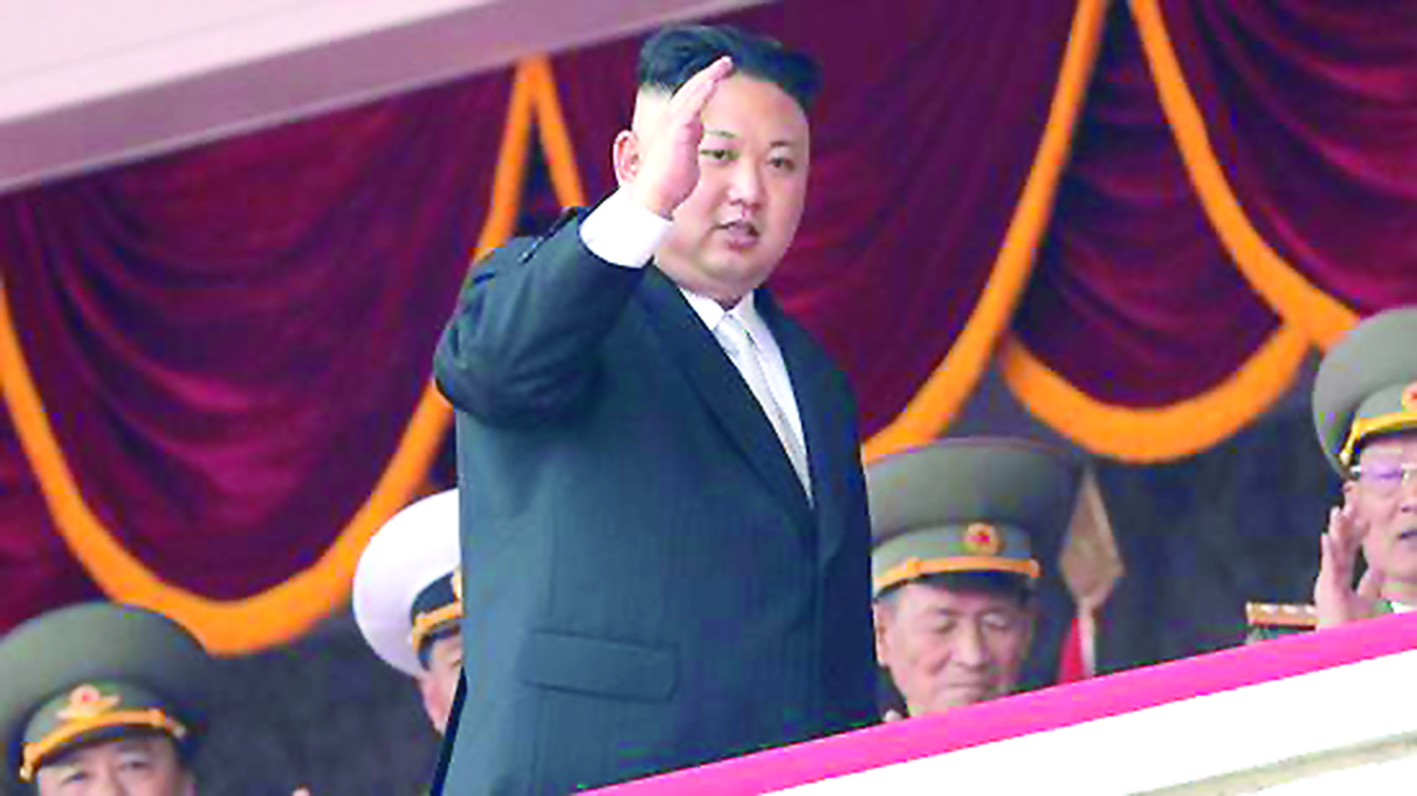 Lãnh đạo Triều Tiên Kim Jong-un cùng các tướng lĩnh quân đội. Ảnh: AP
