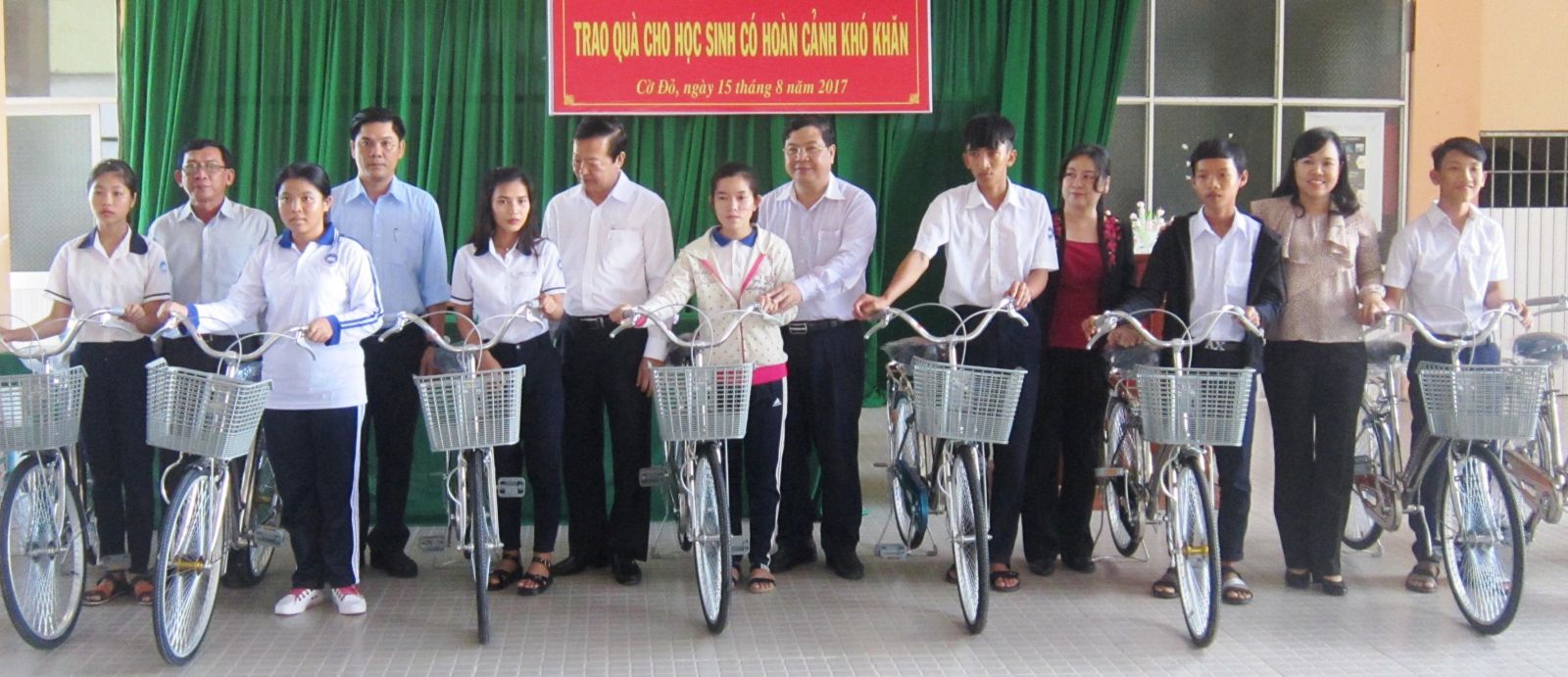 Lãnh đạo thành phố và huyện Cờ Đỏ trao tặng xe đạp cho học sinh có hoàn cảnh khó khăn của Trường THPT Hà Huy Giáp. Ảnh: Lệ Thu