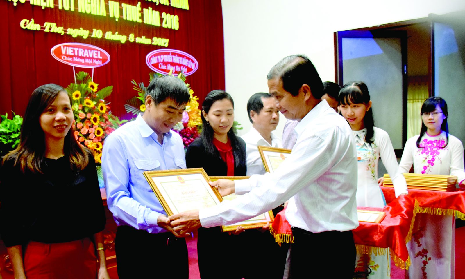 Phó Chủ tịch UBND TP Cần Thơ Nguyễn Thanh Dũng trao Bằng khen của UBND TP Cần Thơ cho các tổ chức, cá nhân thực hiện tốt nghĩa vụ thuế năm 2016.