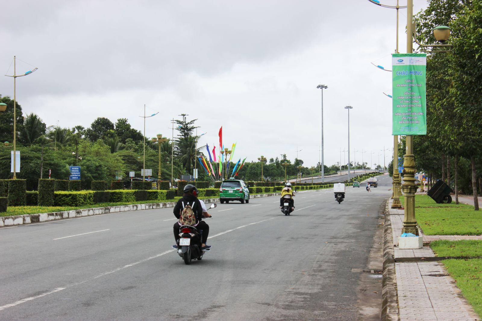 Pano, băng rôn tuyên truyền APEC đã được treo trên đường Võ Văn Kiệt.