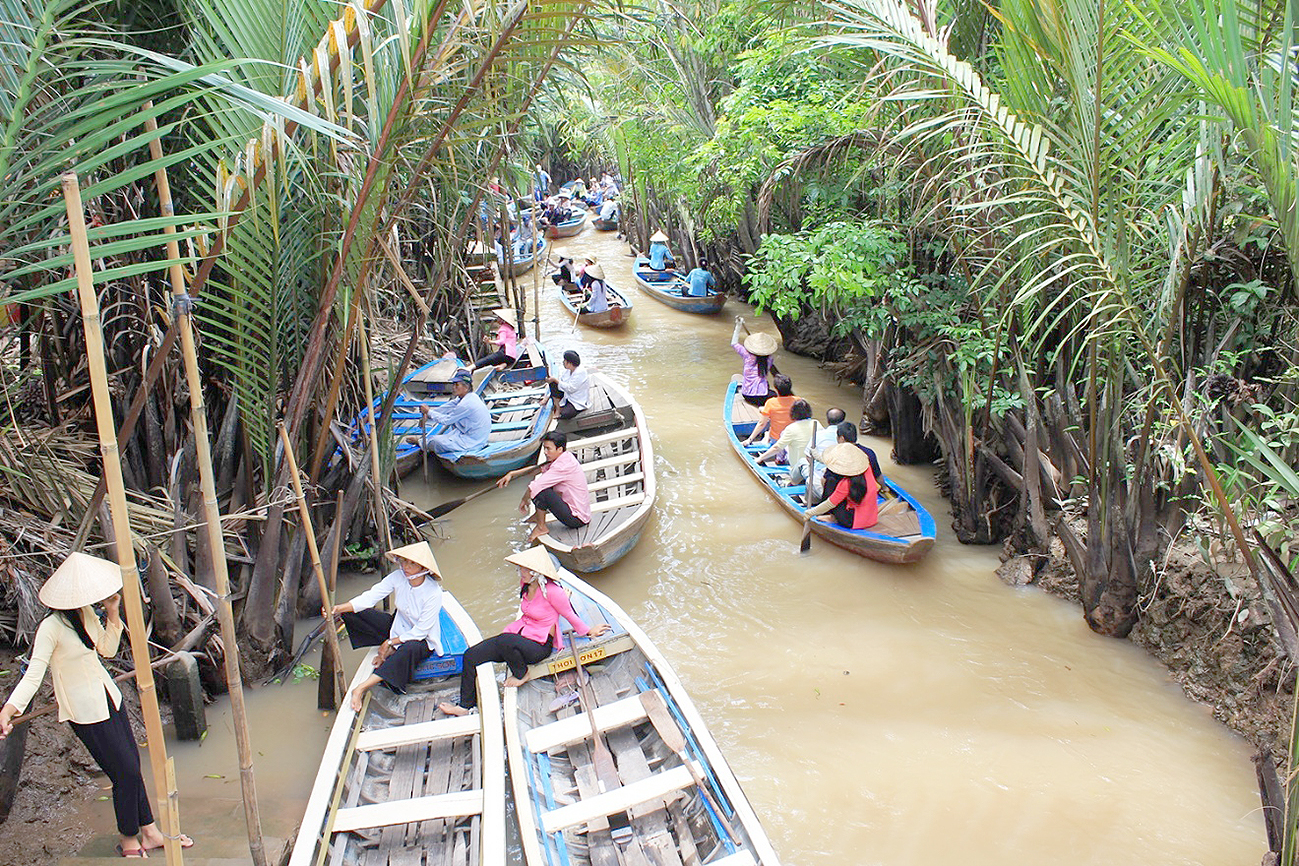 Chèo xuồng ba lá trên rạch dừa nước là trải nghiệm thú vị cho du khách.