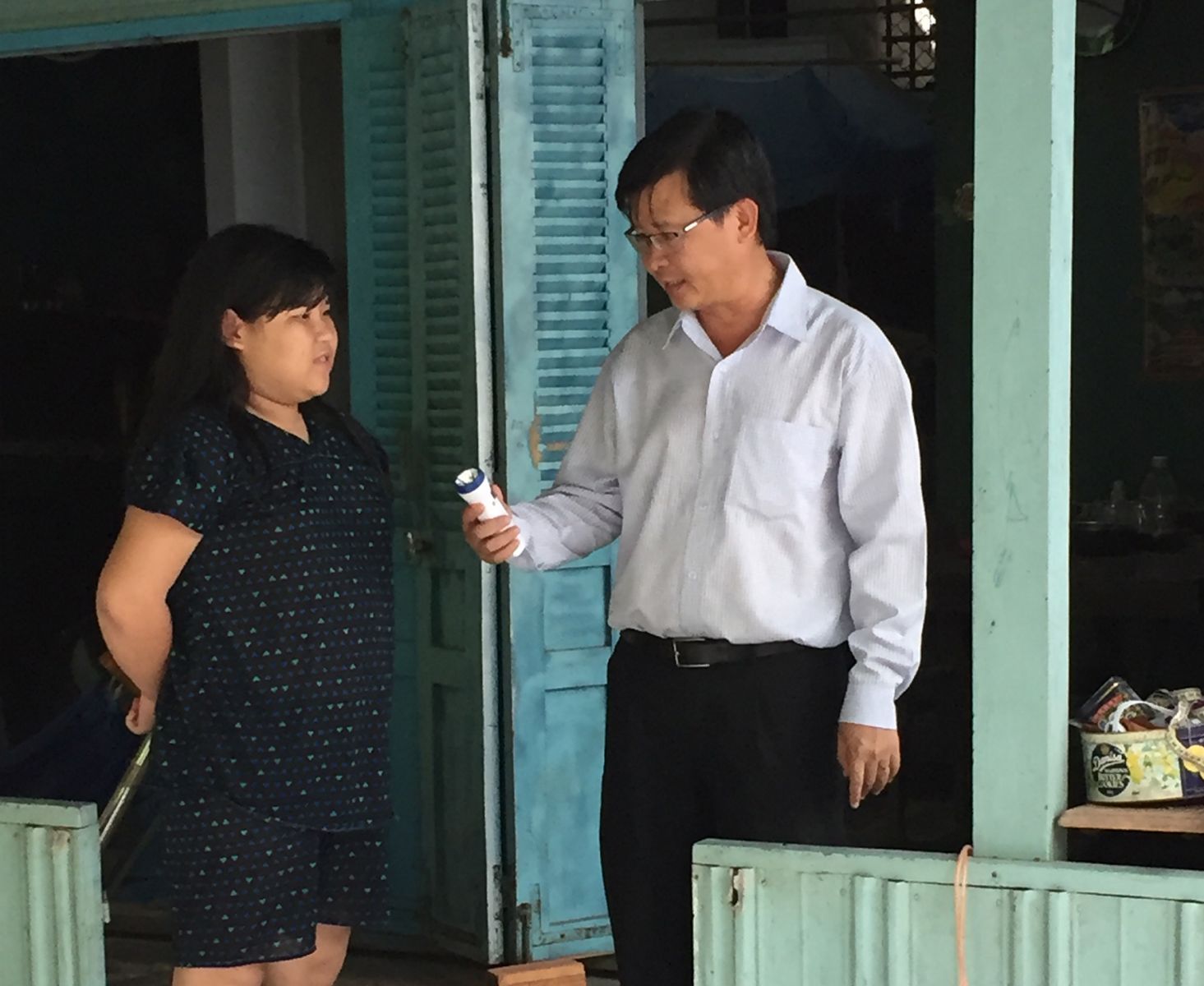 Bác sĩ Huỳnh Minh Trúc, Giám đốc TTYTDP TP Cần Thơ tuyên truyền diệt lăng quăng, muỗi cho học sinh ở phường Phú Thứ, quận Cái Răng.