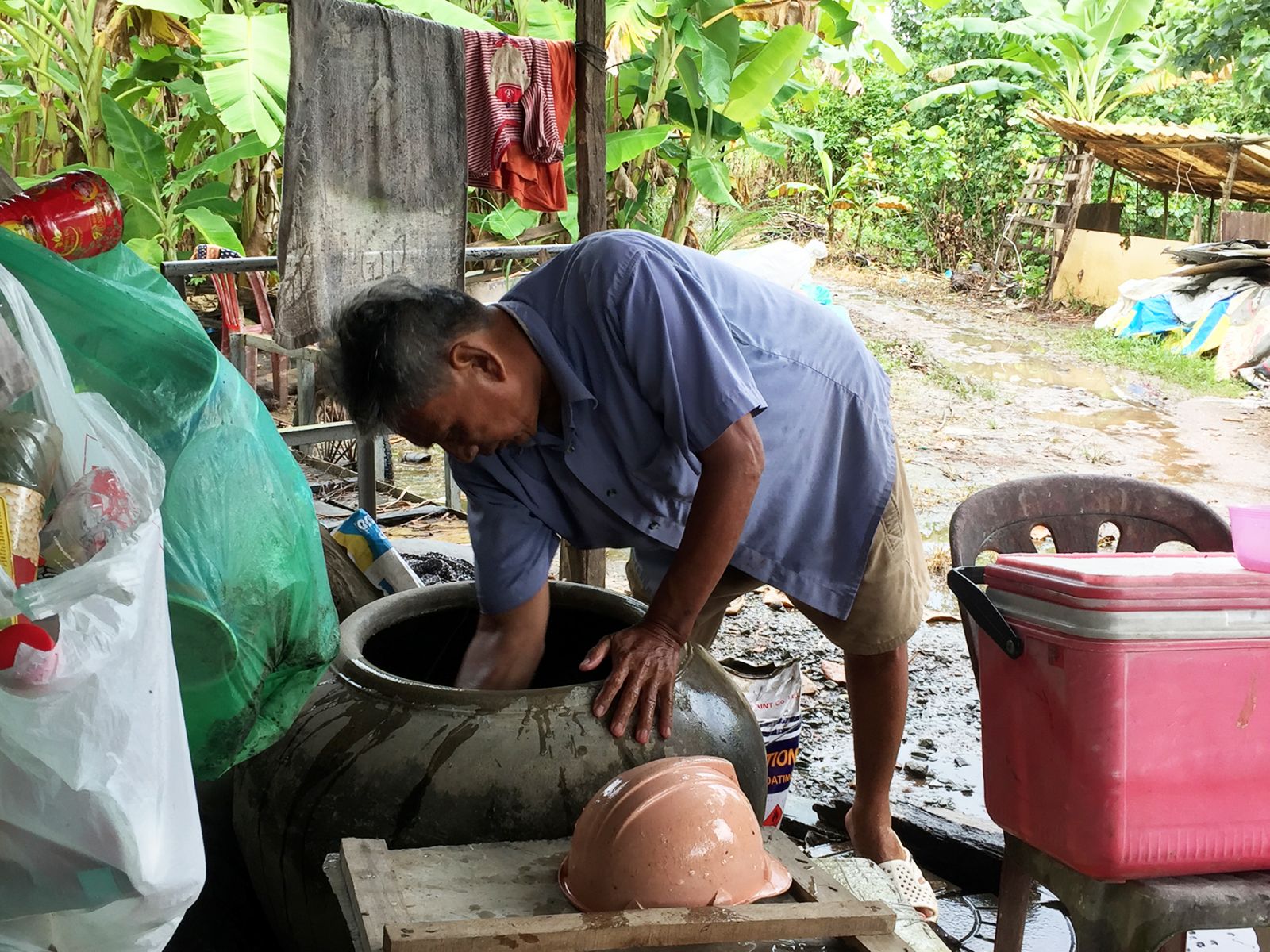 Người dân ở khu vực Thạnh Thới, phường Phú Thứ, quận Cái Răng súc, rửa lu nước có lăng quăng.