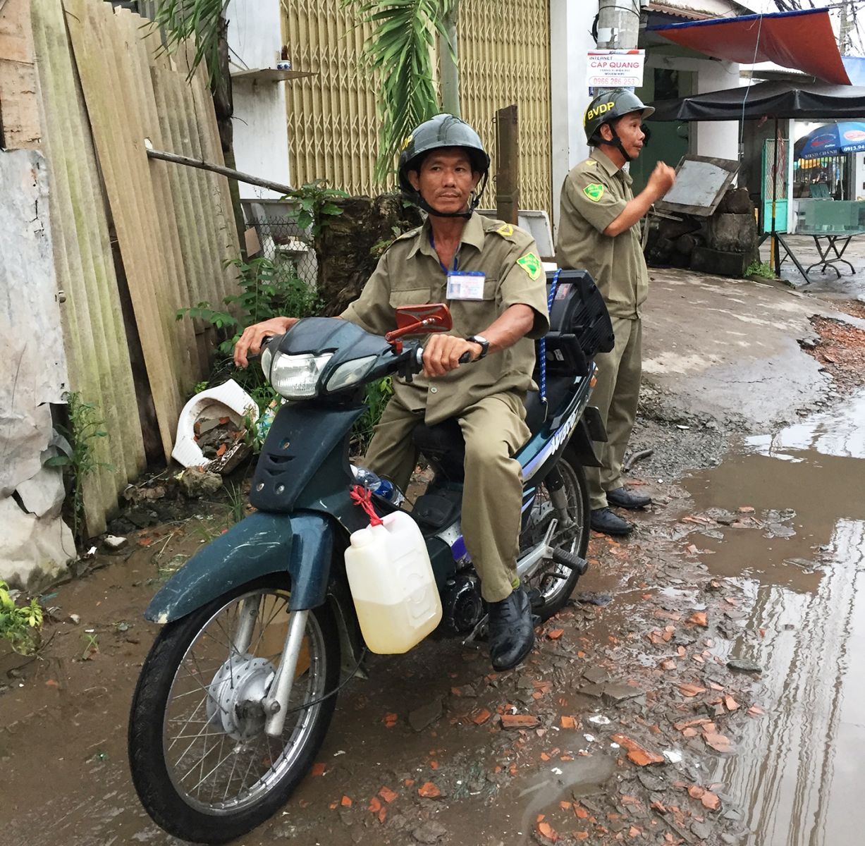 Lực lượng bảo vệ dân phố với thùng loa di động tuyên truyền về bệnh SXH len lỏi vào từng khu dân cư ở phường An Khánh, quận Ninh Kiều.