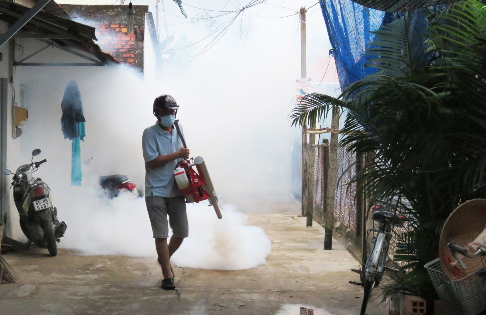 Quận Ninh Kiều đầu tư mua máy phun mù nhiệt phun thuốc diệt muỗi ở những hẻm nhỏ.