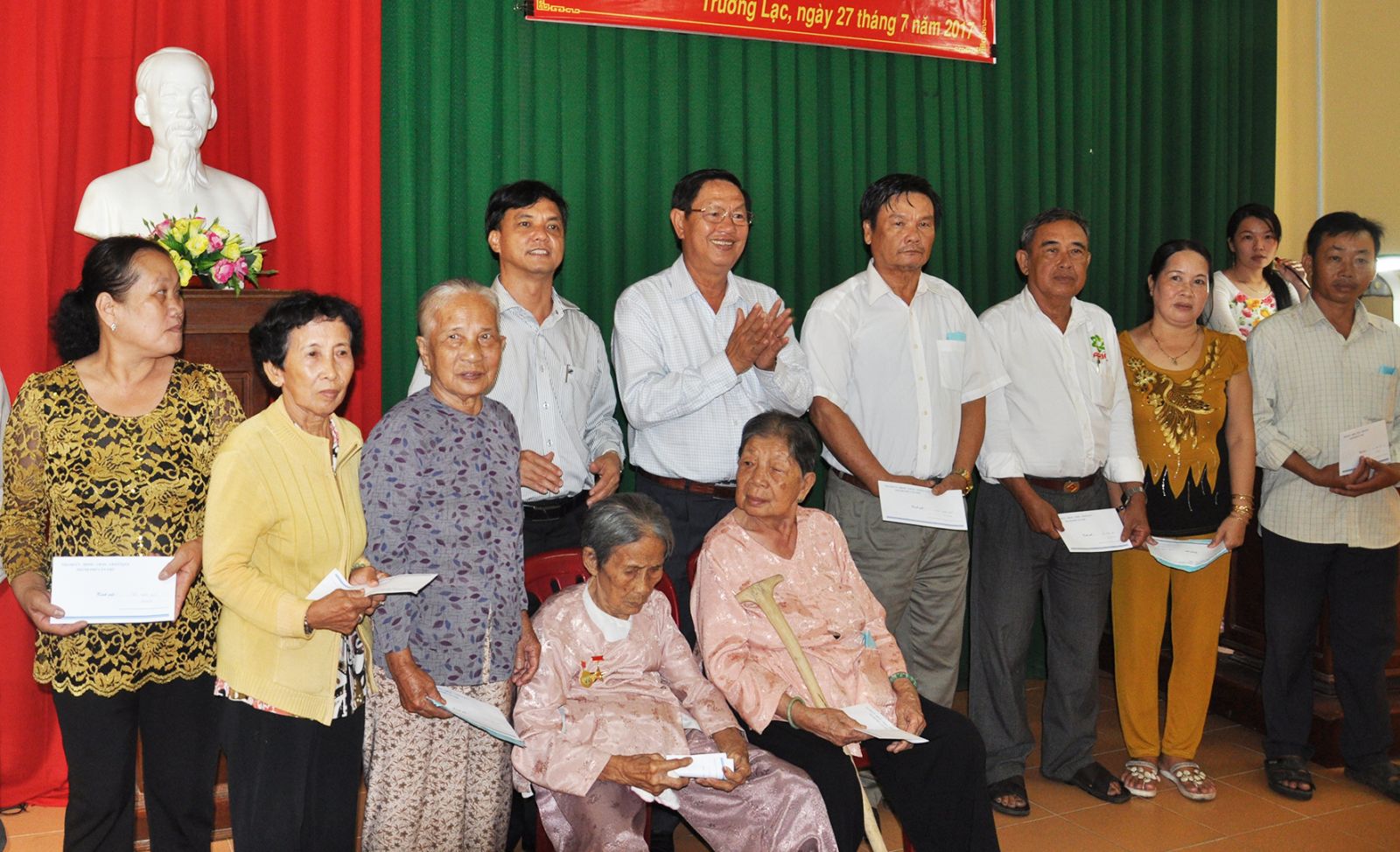 Lãnh đạo TP Cần Thơ và quận Ô Môn trao quà cho gia đình chính sách phường Trường Lạc nhân dịp kỷ niệm 70 năm Ngày Thương binh - Liệt sĩ.
