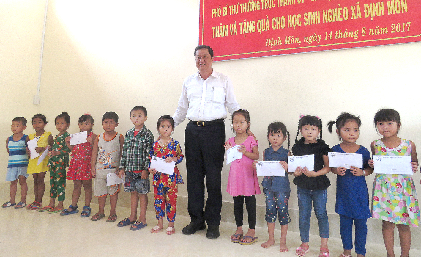 Đồng chí Phạm Văn Hiểu, Phó Bí thư Thường trực Thành ủy Cần Thơ, trao học bổng cho học sinh nghèo xã Định Môn.