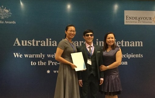 Blind teacher wins top scholarship for social work