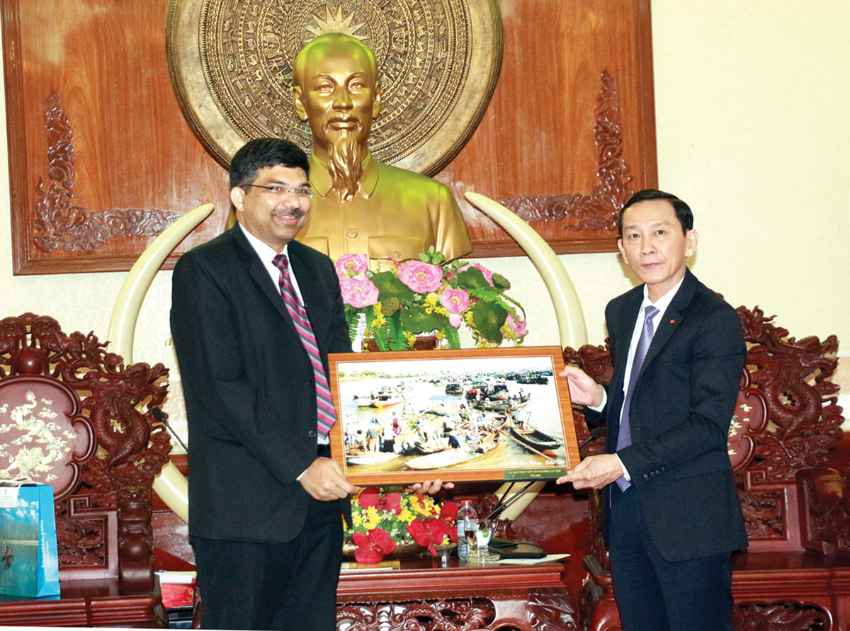 Chủ tịch Võ Thành Thống tặng quà lưu niệm cho Tổng Lãnh sự Srikar Reddy. Ảnh: Nam Hương