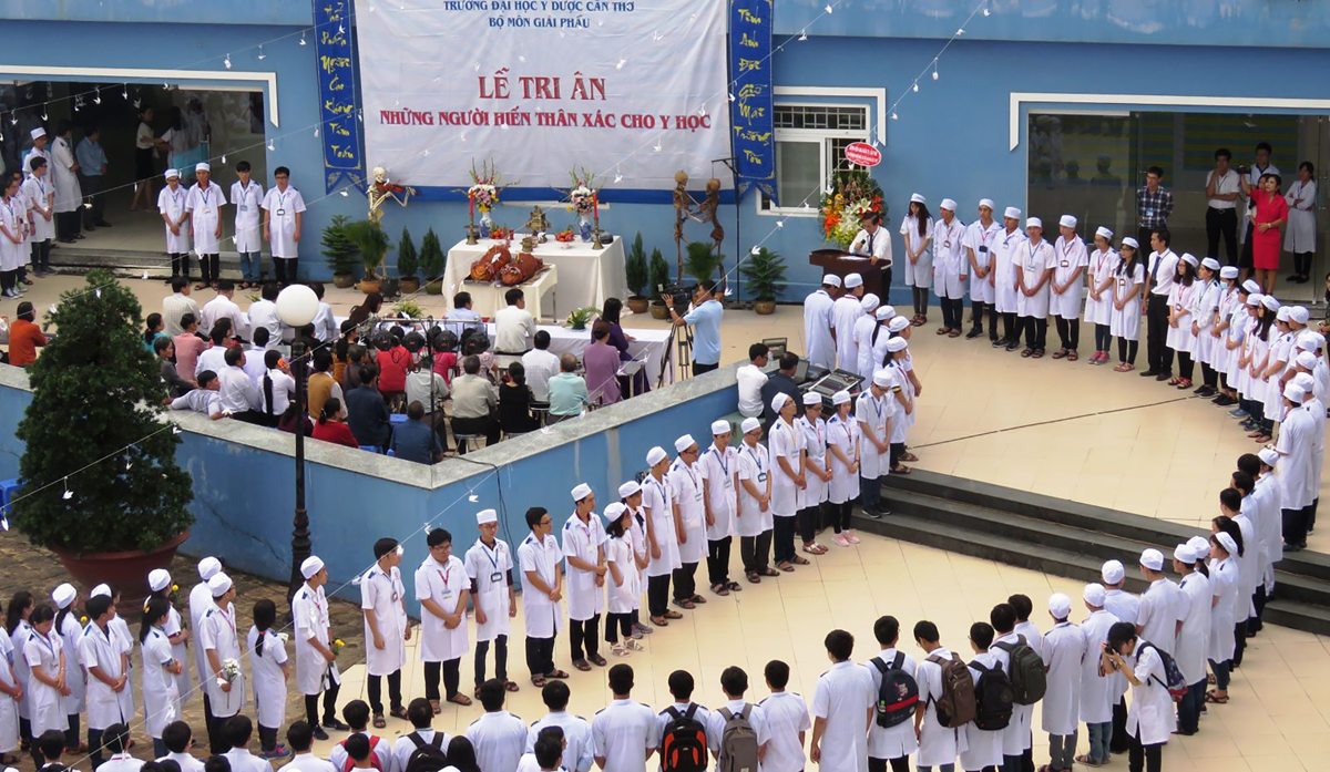 Nhiều sinh viên ĐHYD Cần Thơ xếp thành hàng tưởng niệm người hiến xác y học tại Lễ hội Macchabée.