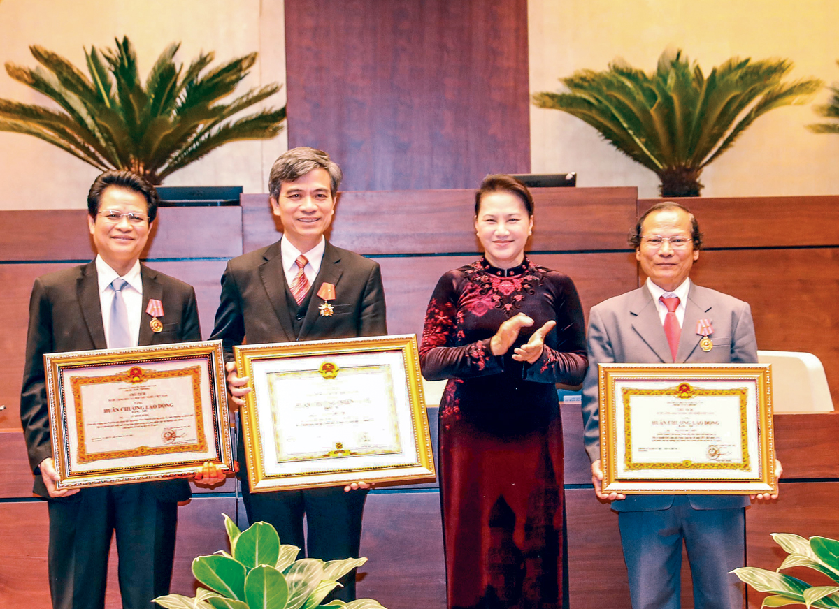 Chủ tịch Quốc hội Nguyễn Thị Kim Ngân trao Huân chương Chiến công hạng Ba và Huân chương Lao động hạng Nhì cho các cá nhân. Ảnh: TRỌNG ĐỨC (TTXVN)