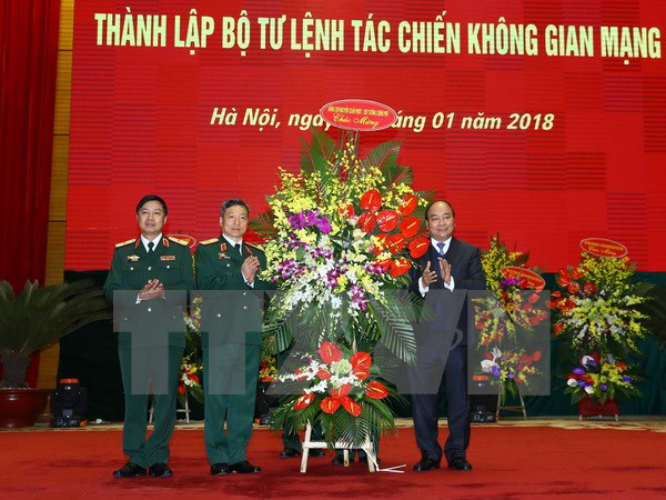 Thủ tướng Nguyễn Xuân Phúc tặng hoa chúc mừng Bộ Tư lệnh tác chiến Không gian mạng. Ảnh: TTXVN