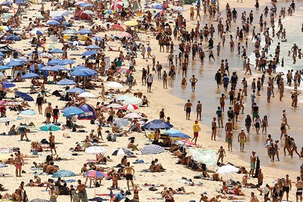 Bãi biển Bondi ở Sydney đông nghẹt người hôm 7-1. Ảnh:EPA