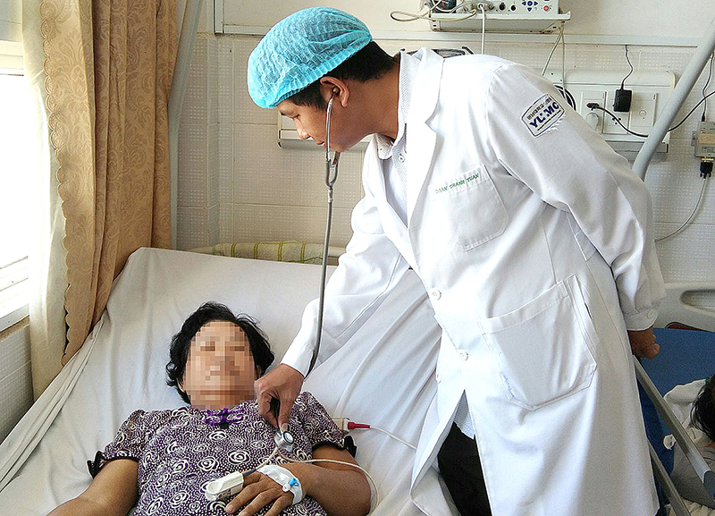 Can thiệp tim mạch tại BV Đa khoa TP Cần Thơ Bác sĩ thăm khám cho bệnh nhân can thiệp mạch vành. Ảnh: THU SƯƠNG