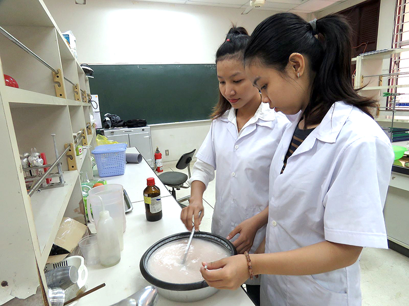 Sinh viên ngành Công nghệ sinh học (Trường ĐH Cần Thơ) thực hành trong phòng thí nghiệm. Ảnh: B.KIÊN