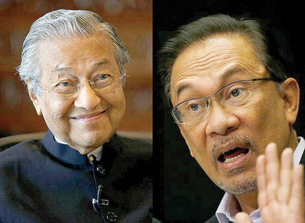 Cựu Thủ tướng Mahathir (trái) và cựu Phó Thủ tướng Anwar. Ảnh: Reuters