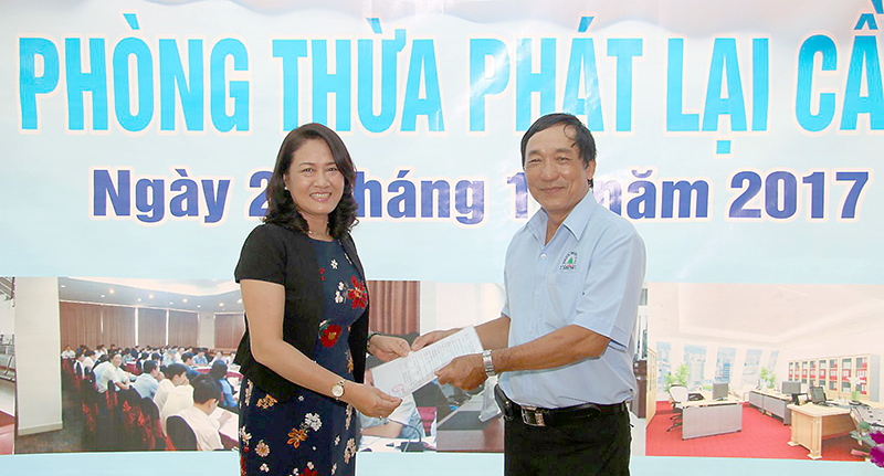 Bà Lê Thị Hải Yến, Phó Giám đốc Sở Tư pháp thành phố, trao quyết định thành lập Văn phòng Thừa phát lại.