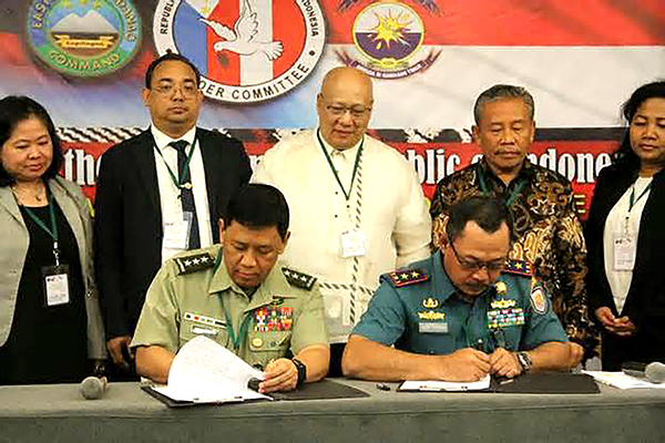 Tư lệnh quân đội Philippines, Trung tướng Benjamin Madrigal (trái) và người đồng cấp Indonesia Didik Setiyono ký thỏa thuận tăng cường kiểm soát biên giới chung hôm 9-1. Ảnh: Benar News