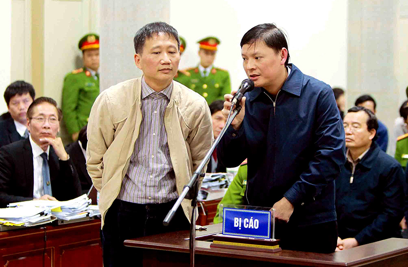 Bị cáo Trịnh Xuân Thanh (bên trái) và bị cáo Nguyễn Anh Minh (bên phải) trả lời câu hỏi của Luật sư. Ảnh: AN ĐĂNG - TTXVN