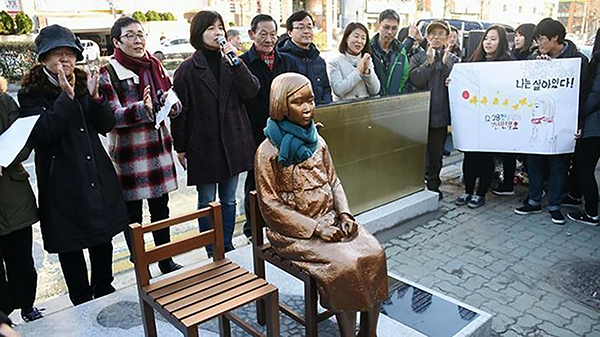 Tượng “phụ nữ mua vui” trước Lãnh sự quán Nhật Bản ở Busan. Ảnh: AAP